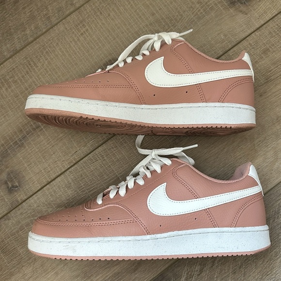 Rose women’s nike sneakers. Size 9.5 - Picture 2 of 4